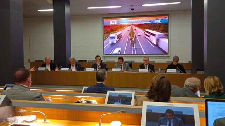 El transporte por carretera fía la llegada de conductores a renovar la formación profesional